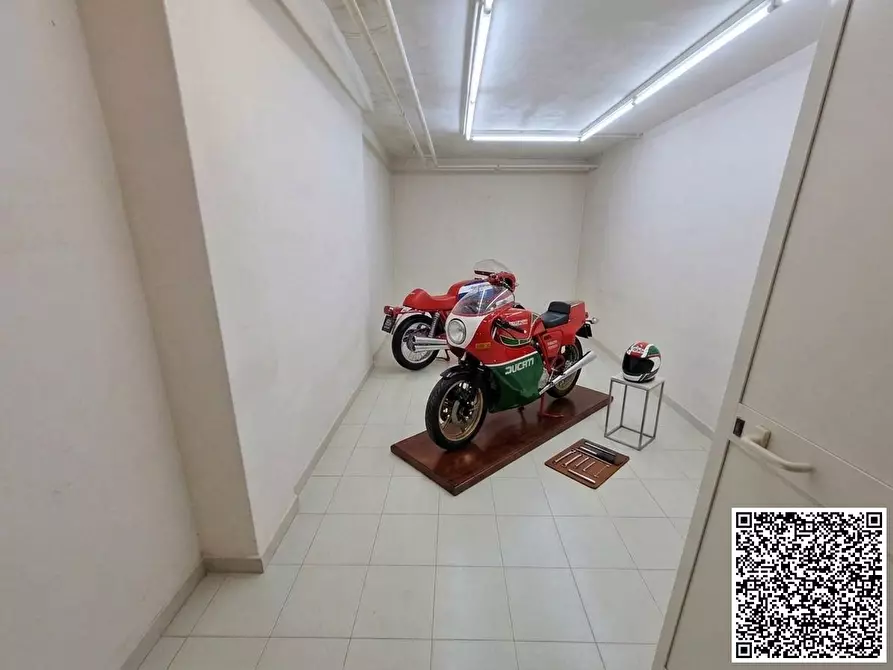 Immagine 1 di Garage in vendita  a Napoli