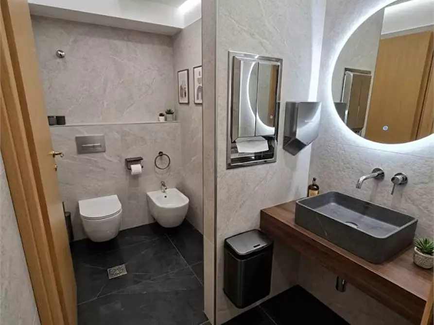 Immagine 7 di Negozio in vendita  a Casoria