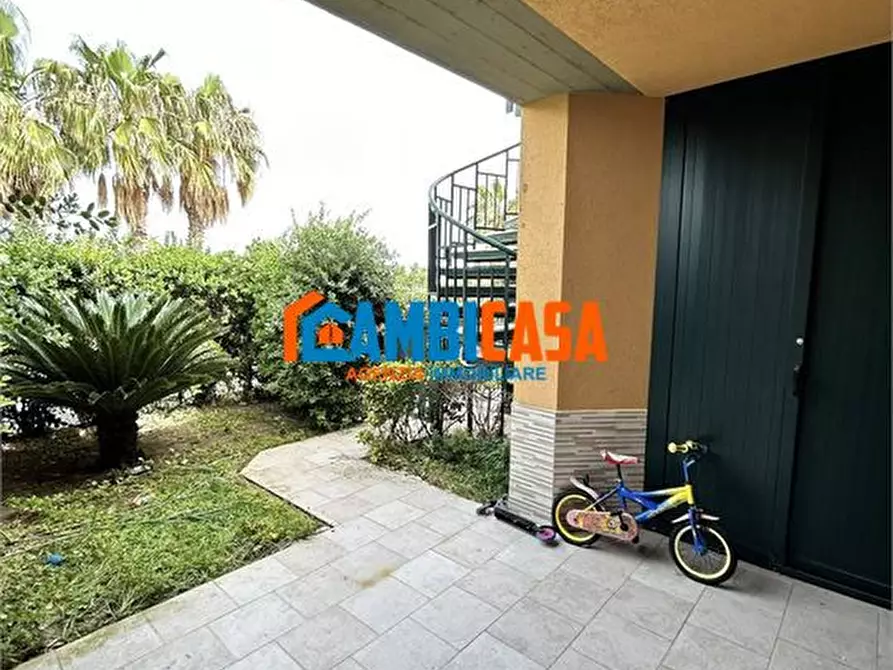 Immagine 2 di Villa in vendita  a Campofelice Di Roccella