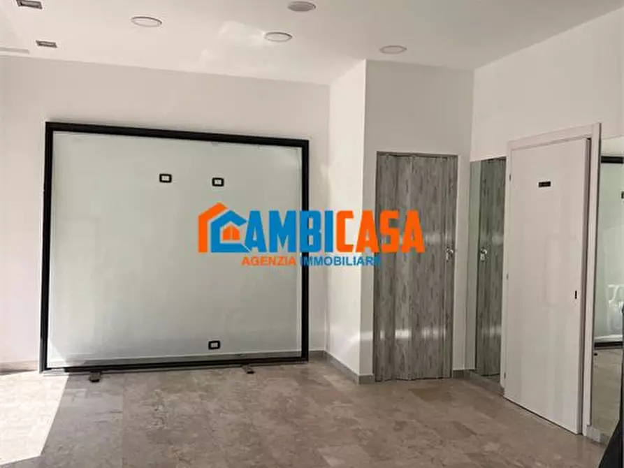 Immagine 1 di Negozio in vendita  a Palermo