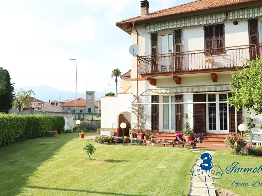 Immagine 1 di Casa indipendente in vendita  a Albenga