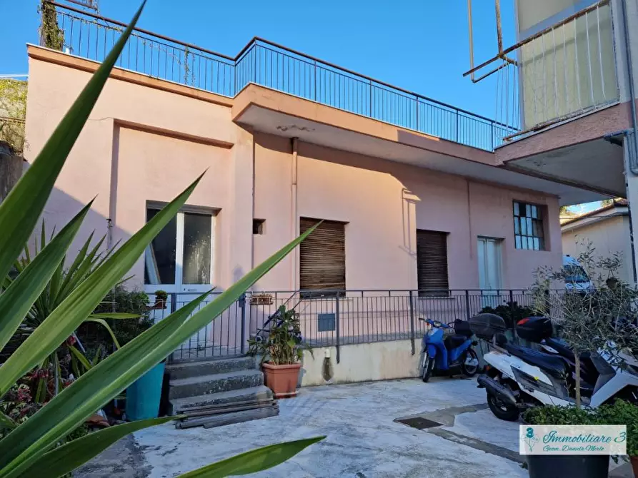 Immagine 1 di Magazzino in vendita  a Alassio