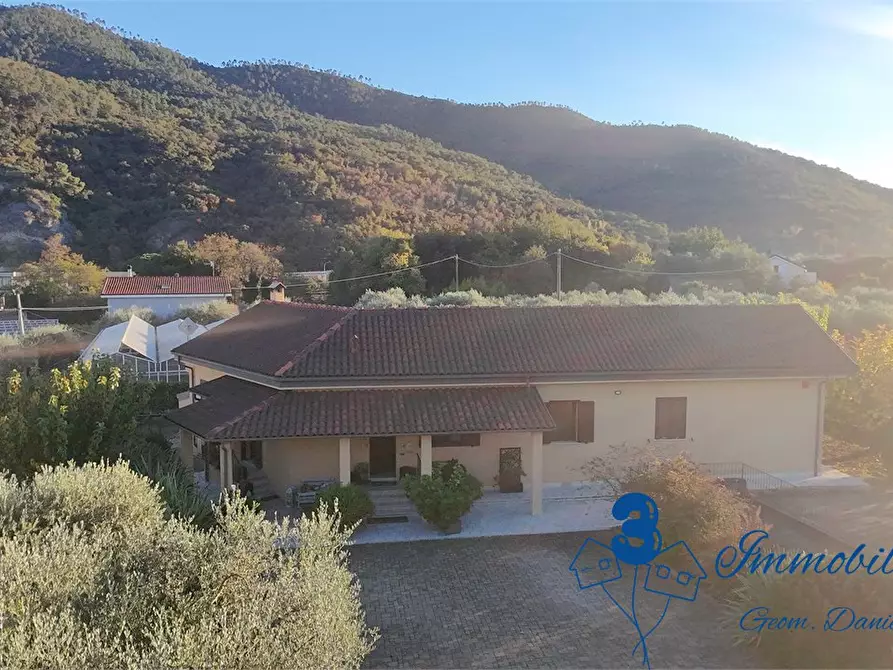 Immagine 1 di Villa in vendita  a Albenga