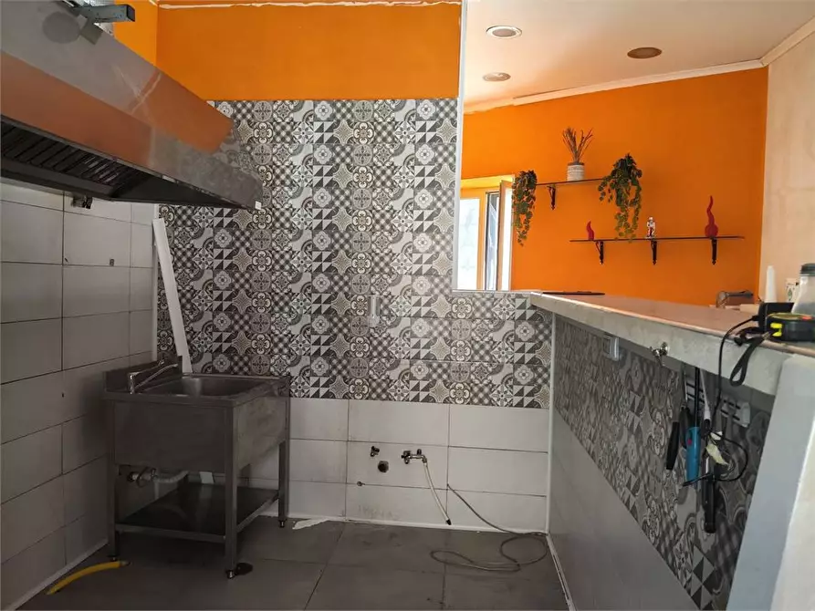 Immagine 9 di Negozio in affitto  a Boscotrecase