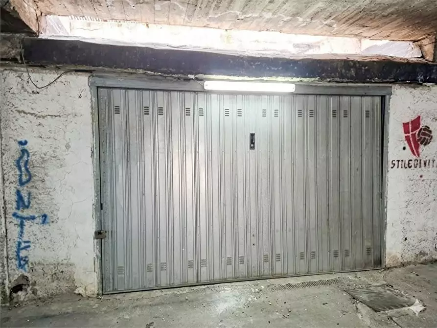 Immagine 6 di Garage in vendita  a Torre Annunziata