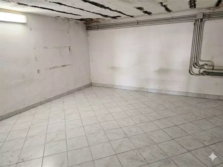 Immagine 7 di Garage in vendita  a Torre Annunziata