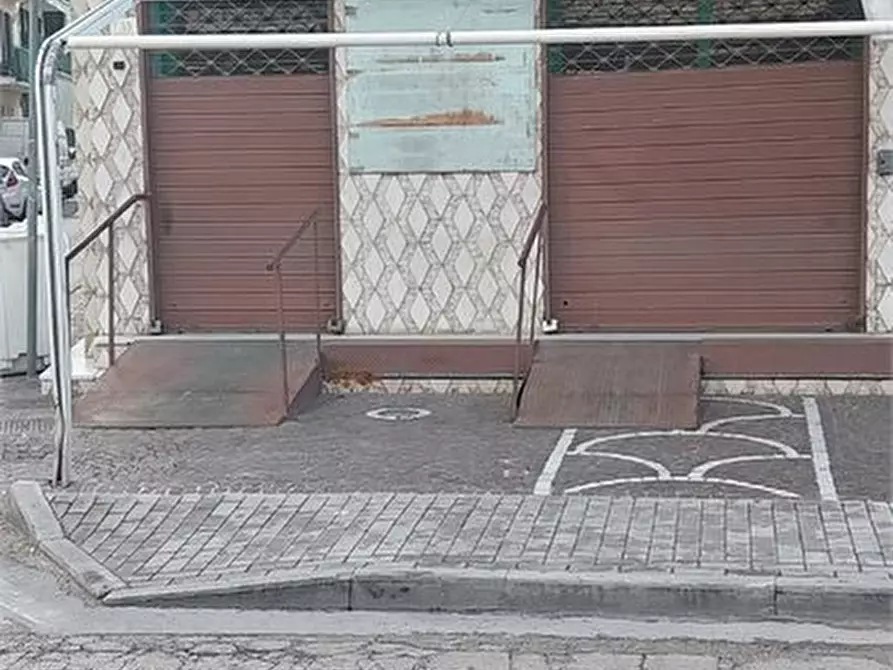 Immagine 2 di Negozio in affitto  a Crispano