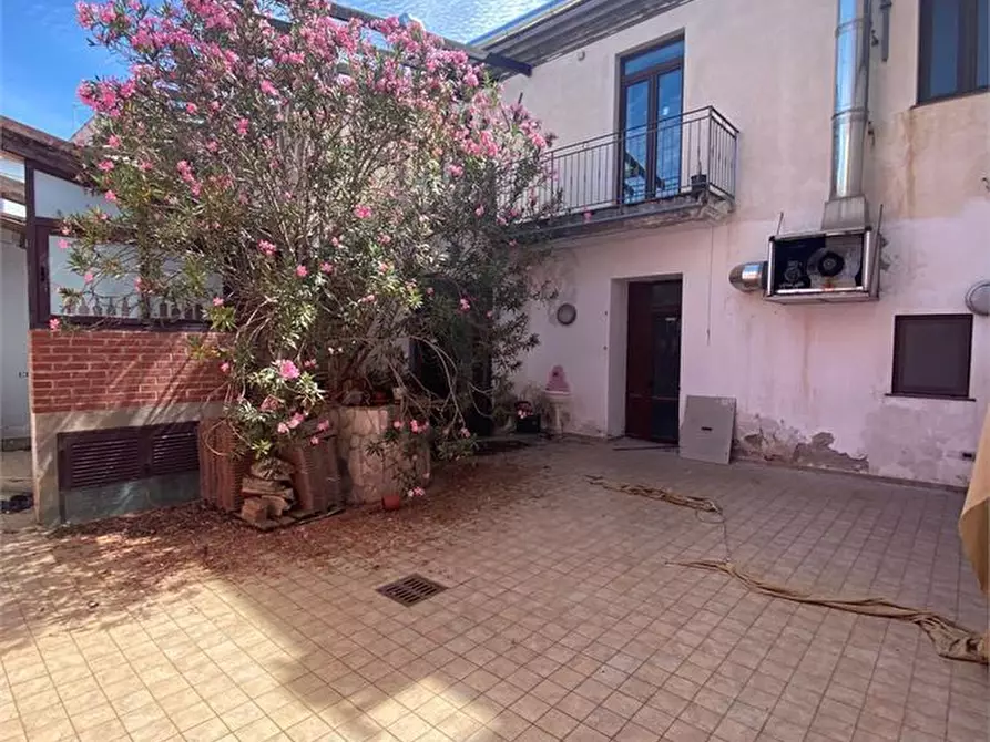 Immagine 10 di Negozio in vendita  629 a Torregrotta