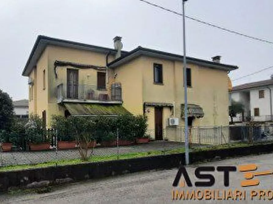 Immagine 1 di Appartamento in vendita  16 e 18 a Longare