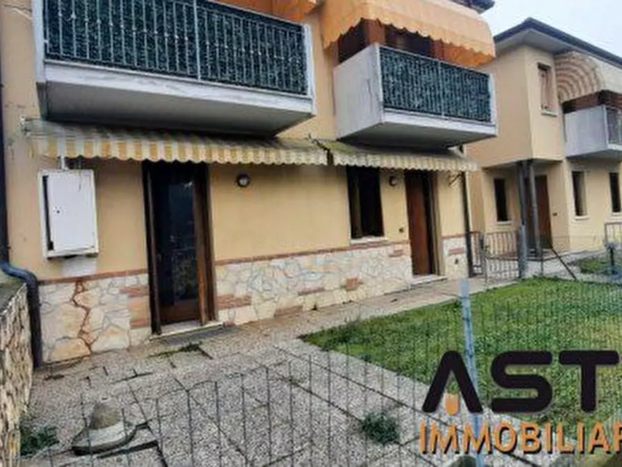 Immagine 2 di Appartamento in vendita  16 e 18 a Longare