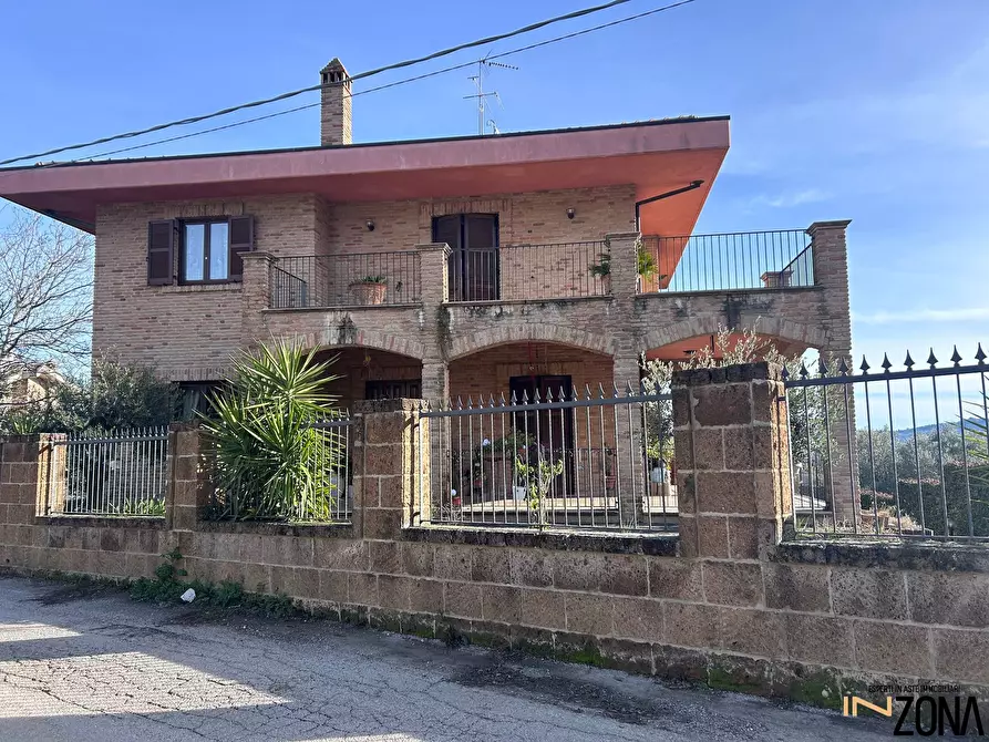 Immagine 1 di Villa in vendita  8 a Teramo