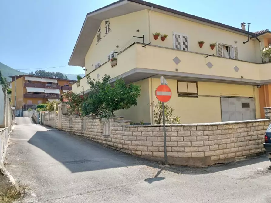Immagine 1 di Villa in vendita  5 a Bussi Sul Tirino