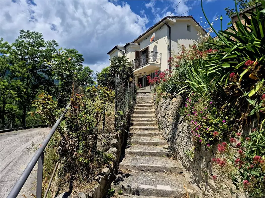 Immagine 1 di Villa in vendita  52 a Farindola