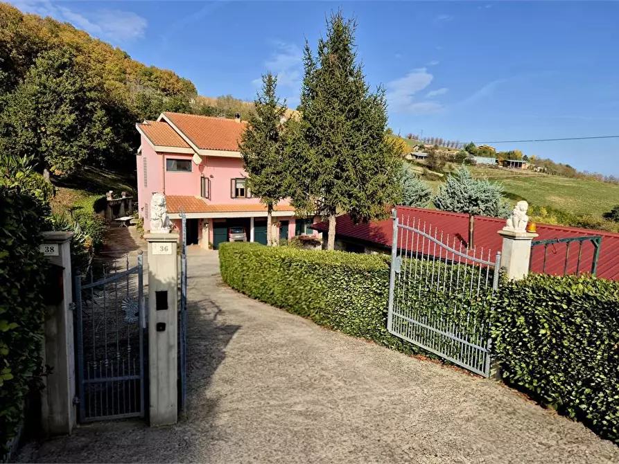 Immagine 2 di Villa in vendita  38 a Castiglione Messer Raimondo