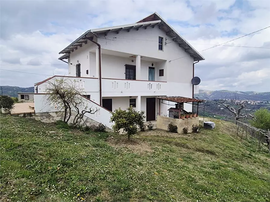 Immagine 1 di Villa in vendita  a Castiglione Messer Raimondo