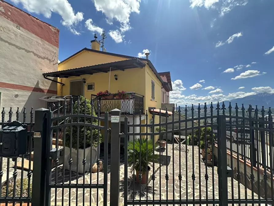 Immagine 1 di Villa in vendita  31 a Teramo