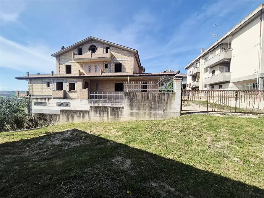Immagine 3 di Villa in vendita  a Castilenti