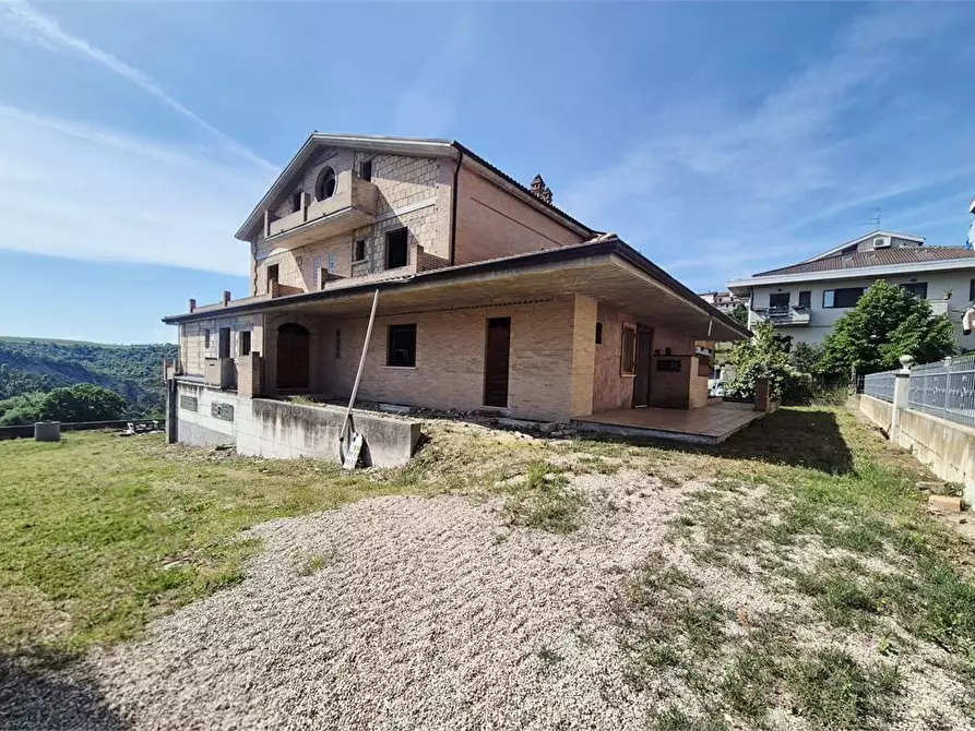 Immagine 2 di Villa in vendita  a Castilenti
