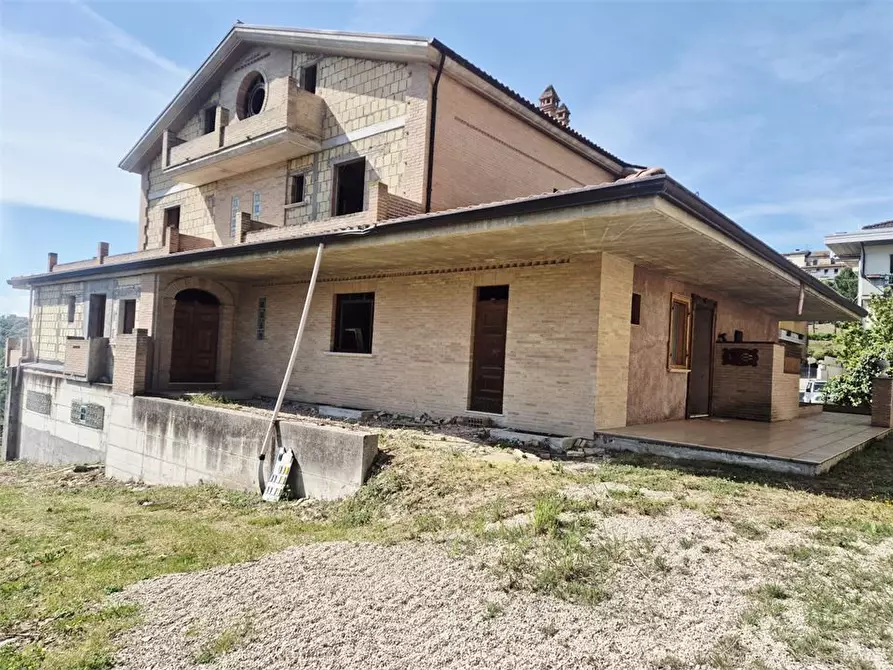 Immagine 1 di Villa in vendita  a Castilenti