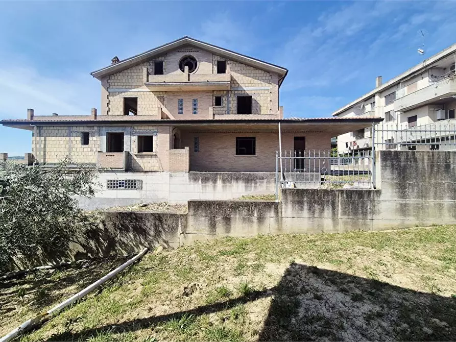 Immagine 4 di Villa in vendita  a Castilenti
