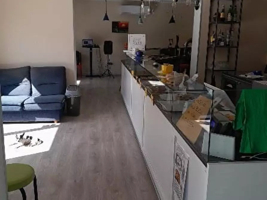 Immagine 4 di Negozio in vendita  75 a Casoli