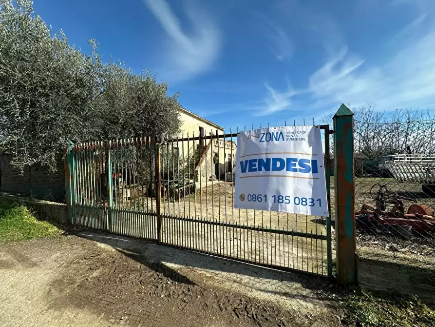 Immagine 3 di Rustico / casale in vendita  snc a Mosciano Sant'angelo