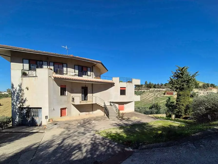 Immagine 2 di Villa in vendita  a Bucchianico