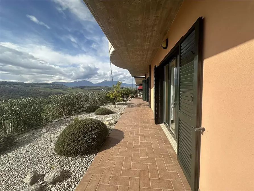 Immagine 1 di Villa in vendita  5 a Bellante