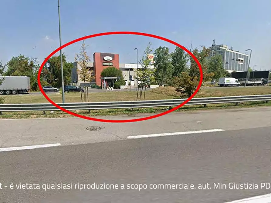 Immagine 2 di Negozio in vendita  196 a Milano