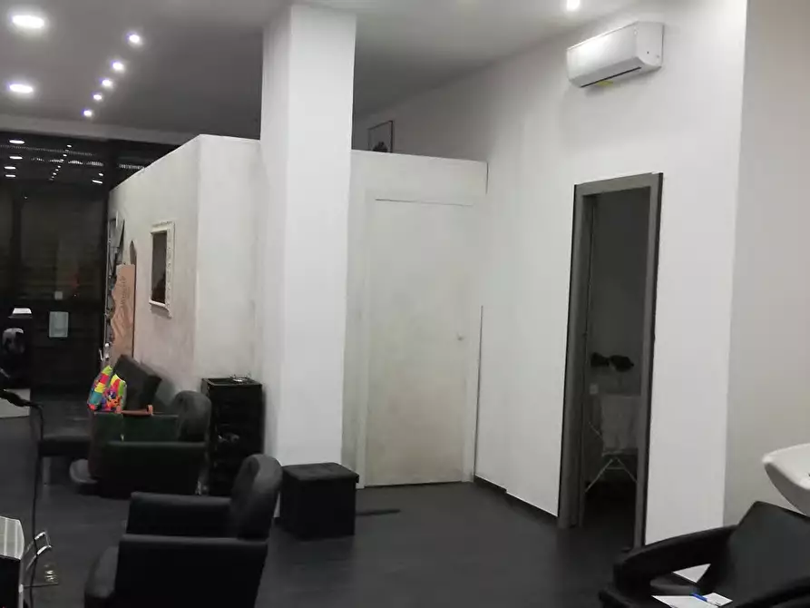 Immagine 8 di Negozio in vendita  27 a Torino