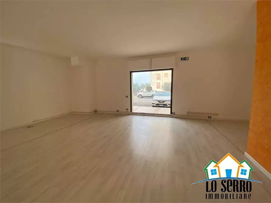 Immagine 4 di Negozio in affitto  a Alcamo