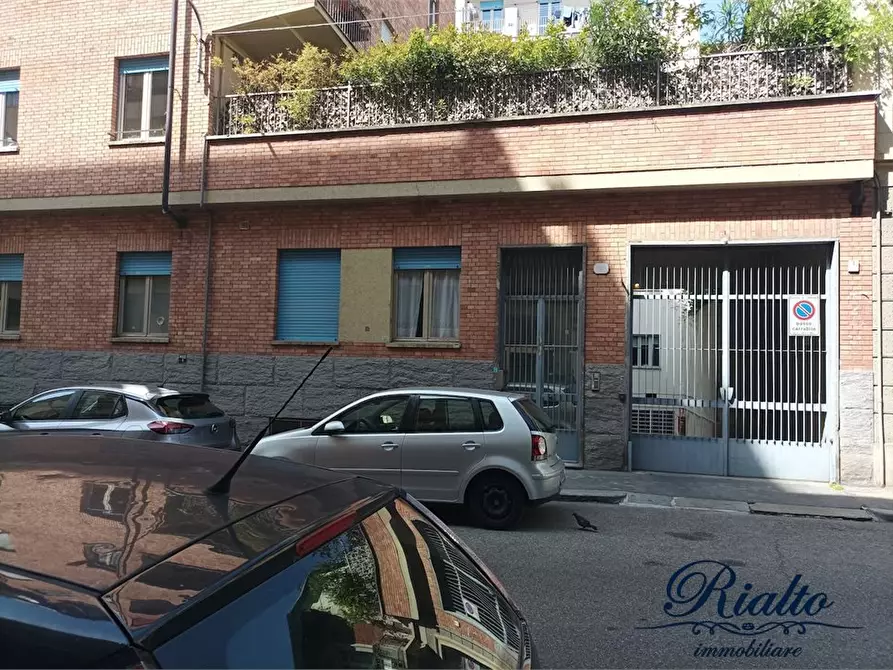 Immagine 2 di Magazzino in vendita  a Torino