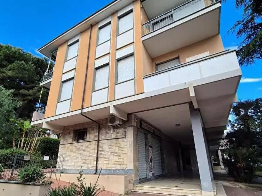 Immagine 1 di Negozio in vendita  51 a Loano