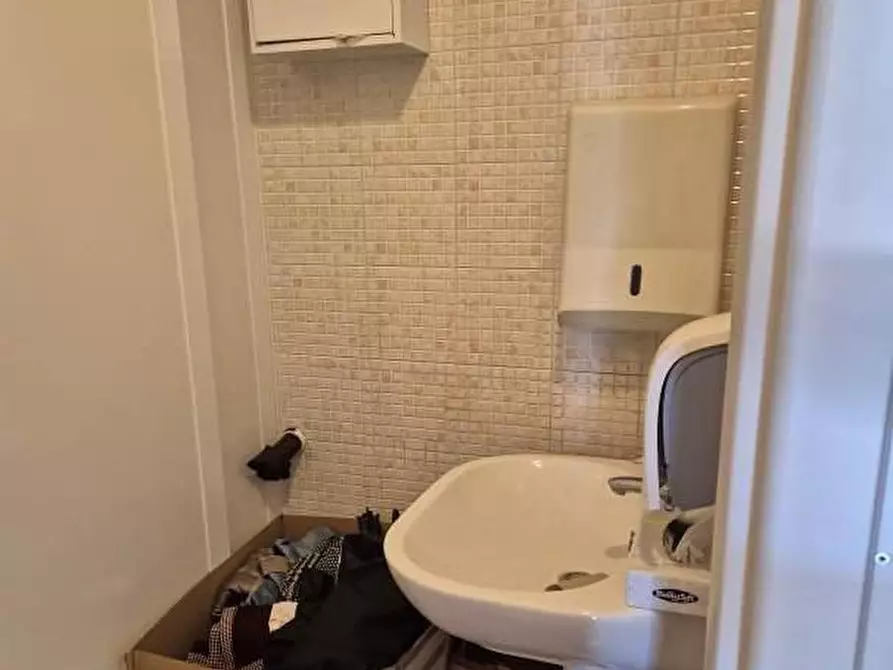 Immagine 8 di Negozio in vendita  51 a Loano