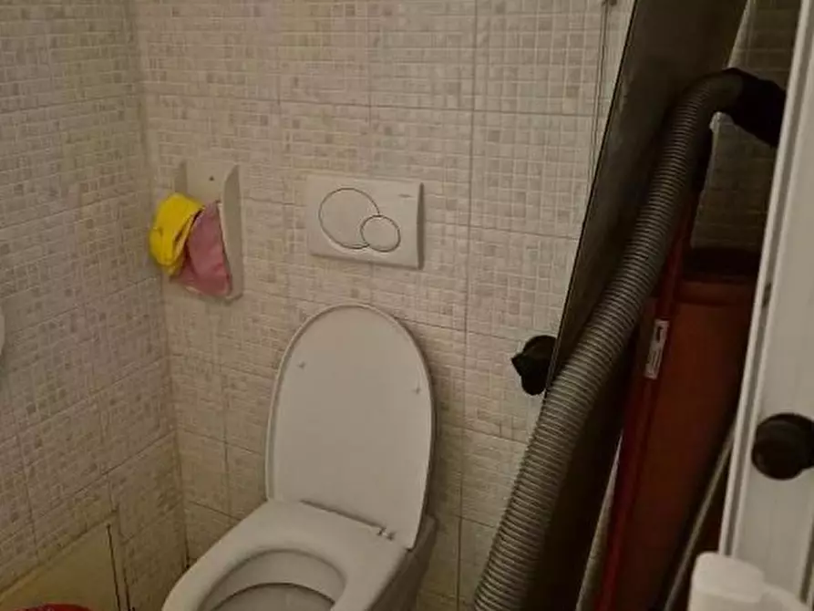 Immagine 10 di Negozio in vendita  51 a Loano