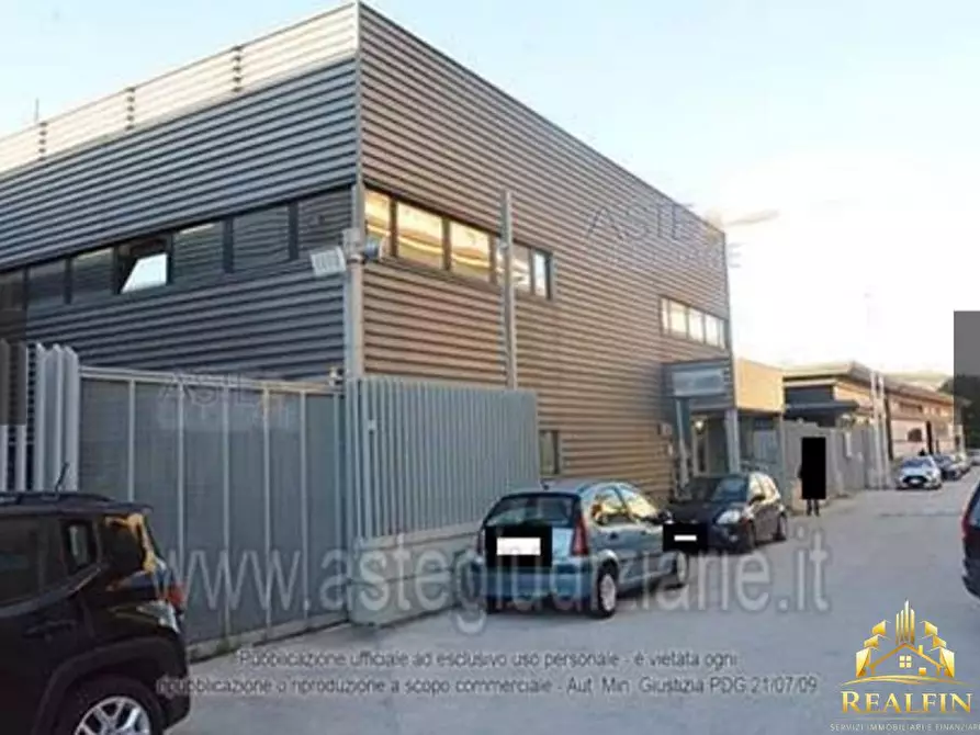 Immagine 1 di Negozio in vendita  a Casagiove