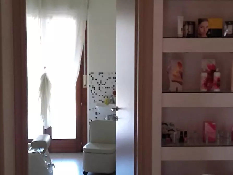 Immagine 9 di Ufficio in vendita  a Pianella