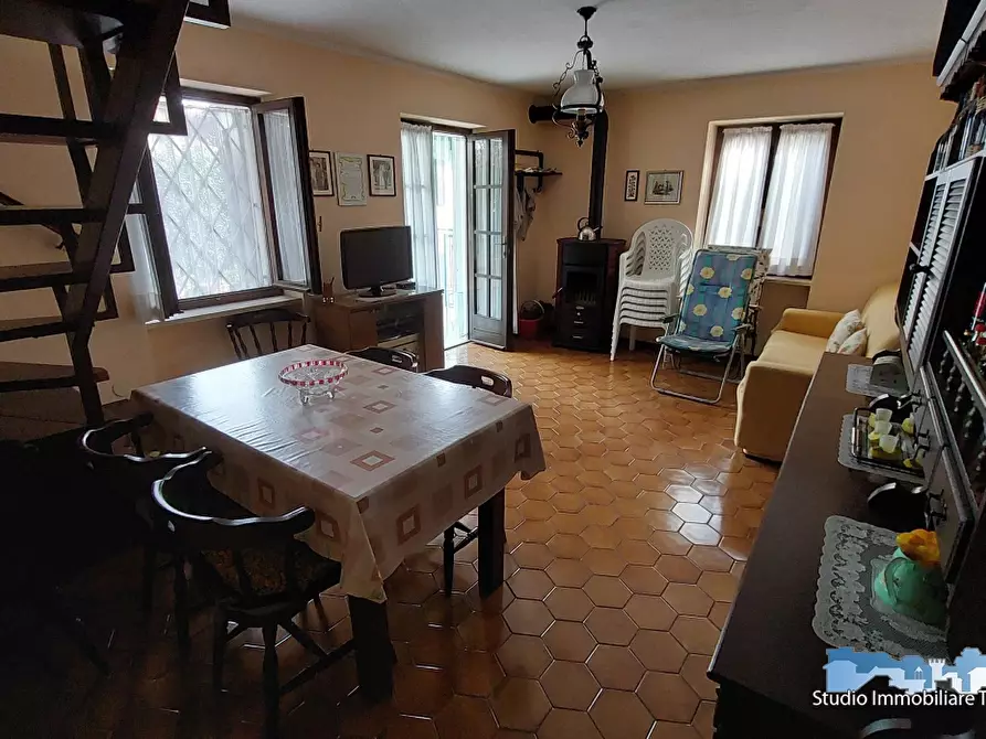 Immagine 5 di Casa semindipendente in vendita  a Val Di Chy