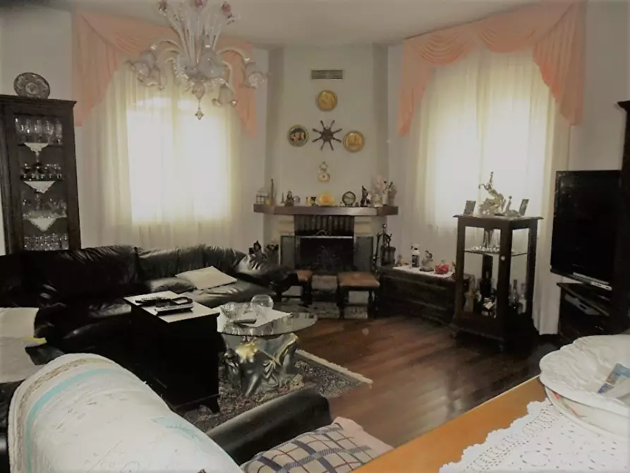 Immagine 4 di Villa in vendita  a Castelnuovo Magra