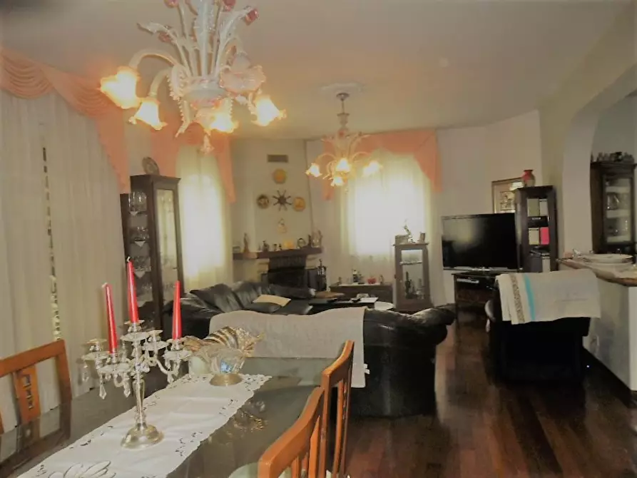 Immagine 1 di Villa in vendita  a Castelnuovo Magra