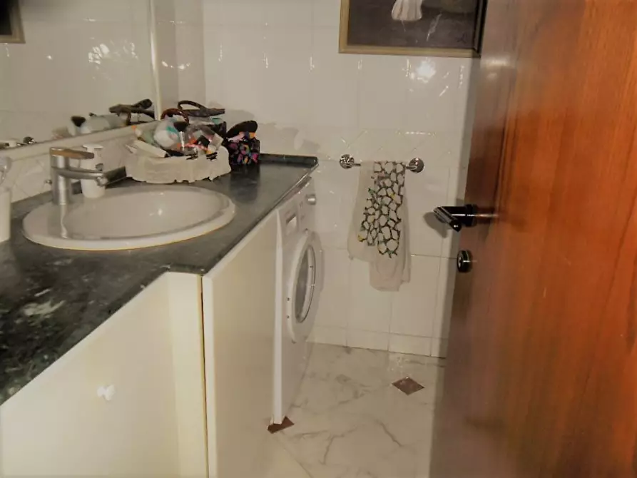 Immagine 10 di Appartamento in vendita  a Carrara