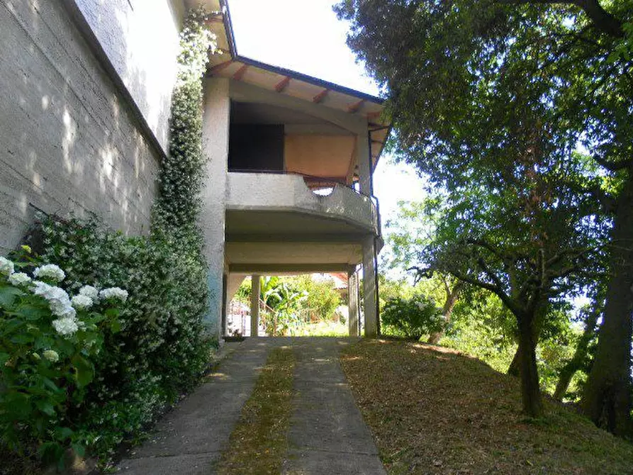 Immagine 2 di Villa in vendita  a Carrara