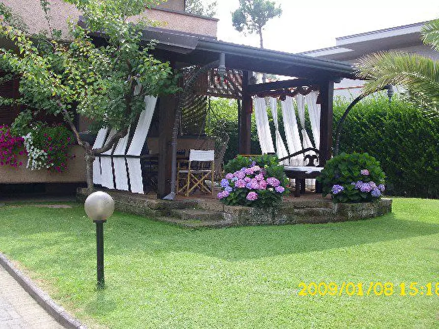 Immagine 2 di Villa in vendita  a Massa