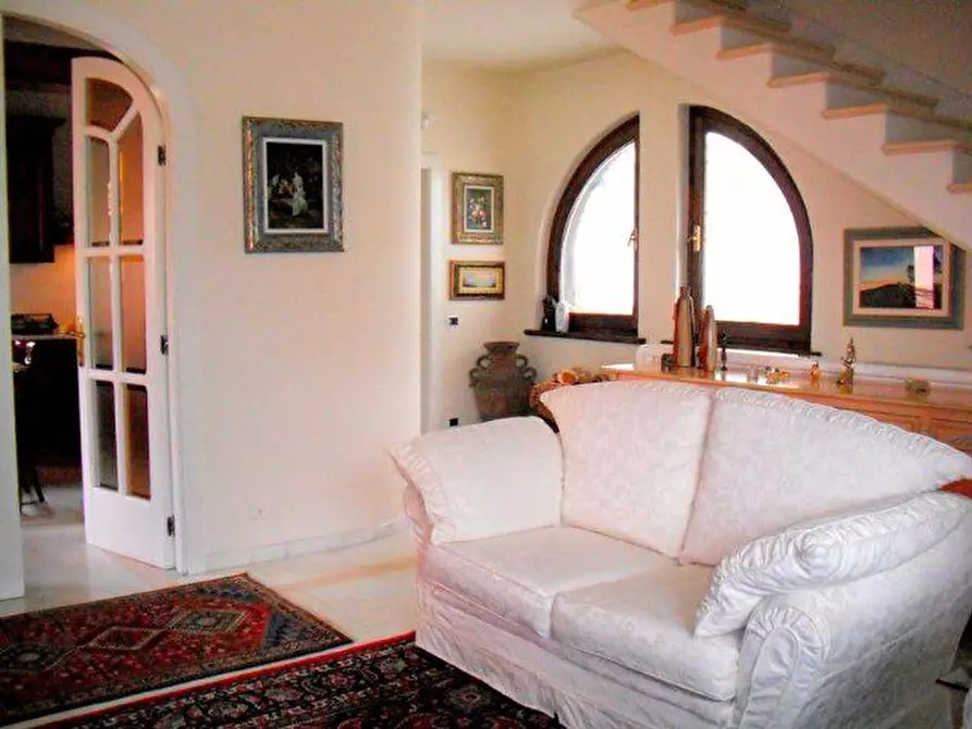 Immagine 4 di Villa in vendita  a Massa