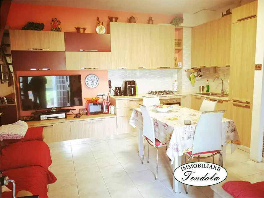 Immagine 2 di Casa semindipendente in vendita  a Ortonovo