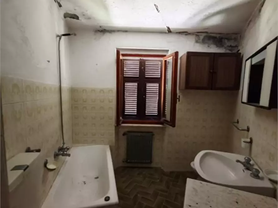 Immagine 9 di Casa semindipendente in vendita  a Fivizzano
