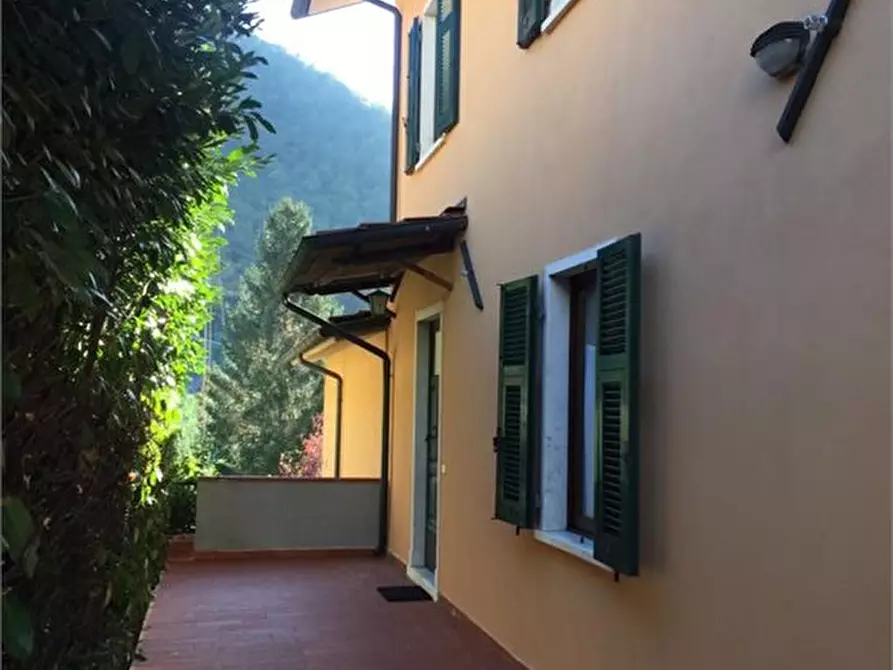 Immagine 1 di Casa semindipendente in vendita  a Fivizzano