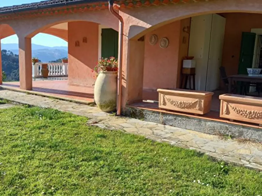 Immagine 2 di Villa in vendita  a Sarzana