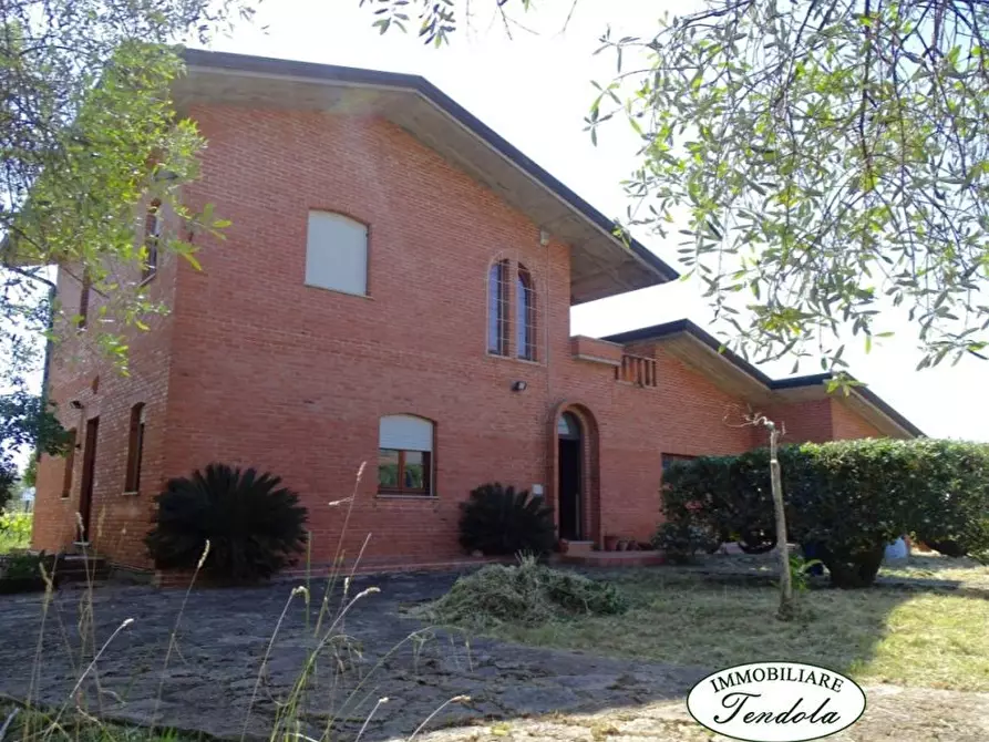 Immagine 4 di Villa in vendita  a Castelnuovo Magra