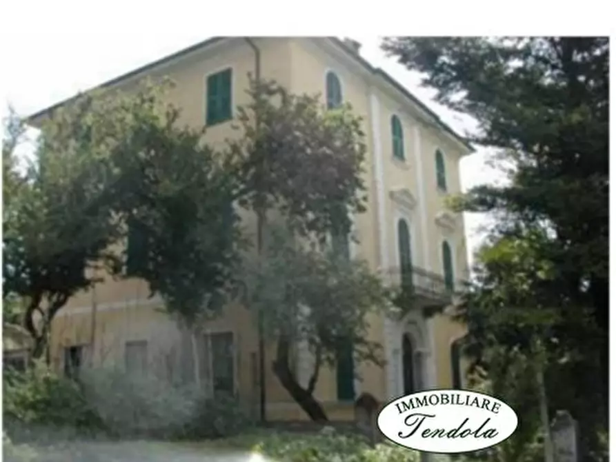 Immagine 1 di Villa in vendita  a Filattiera